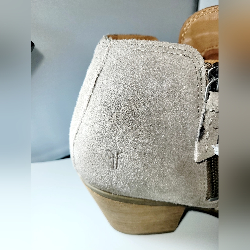 NWOT-❤️-Frye-Judith-Suede Zipped Booties-Taupe-Size 10 - Picture 5 of 8